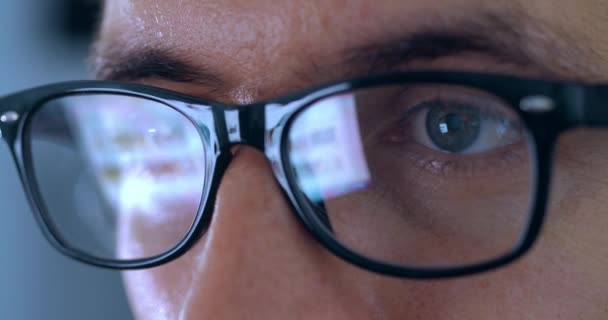 Close Businessman Eyeglasses Working Computer Evening Image Monitor Reflected His — Vídeo de Stock