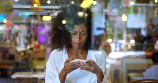 Забавная Молодая Многонациональная Женщина Играющая Развлекательное Приложение Мобильном Телефоне Женщина — стоковое видео