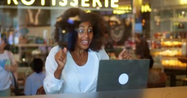 Laptopta kafeteryadan uzaktan çalışan, klavyeye yazı yazan ve hedeflere ulaştığında aniden sevinen, ihaleyi kazanan dilsiz kadın kazananı. Başarılı serbest çalışan bayan telekomünikasyon..