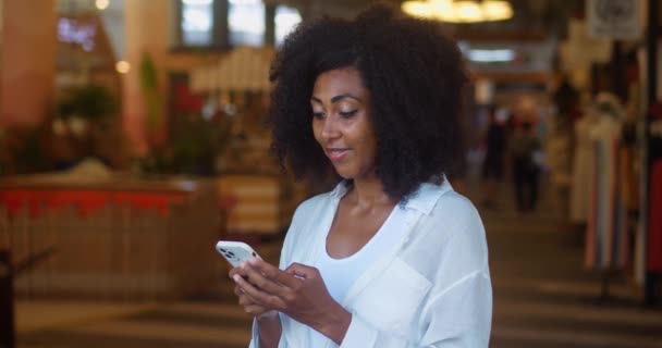 Multi Ethnic Σκούρο Δέρμα Όμορφη Γυναίκα Afro Χτένισμα Χρησιμοποιώντας Smartphone — Αρχείο Βίντεο