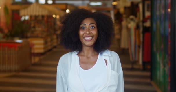 Delightful African American Woman Afro Hairstyle Showing Thumb Cutely Smiling — Stockvideo