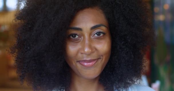 Närbild Ansikte Porträtt Afroamerikanska Säker Trevlig Och Vacker Ung Kvinna — Stockvideo