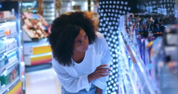 Charming Dark Skinned Woman Conscious Shopper Stands Shelves Food Shopping — Stock videók