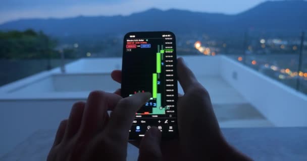 Close Male Hand Holding Smartphone Trading Crypto Stock Market Outdoors — Vídeo de Stock