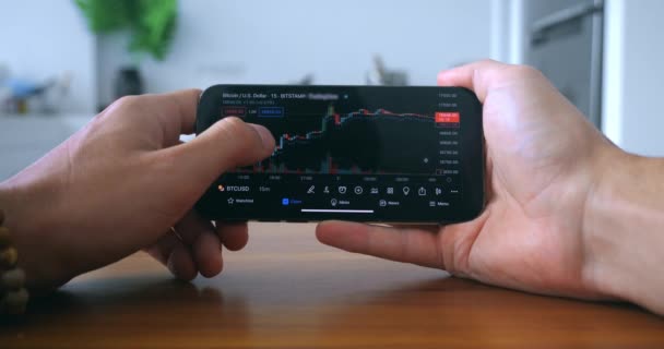 Närbild Hane Hålla Smart Telefon Handel Crypto Aktiemarknaden Hemma Kök — Stockvideo