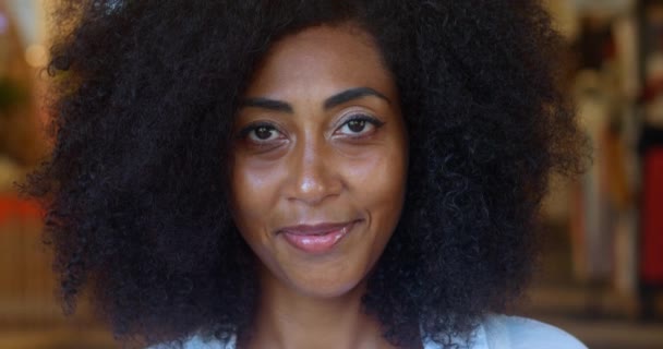 Дивовижна Афро Американська Жінка Волосяним Покривалом Виражає Позитивність Спокій Впевненість — стокове відео