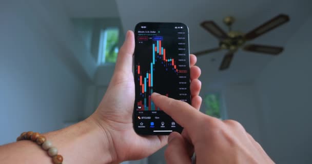 Aksjehandler Som Bruker Smarttelefon App Analyserer Finansielle Datakrypto Aksjeprisbitcoin Smarttelefonsjekk – stockvideo
