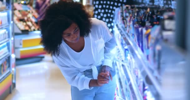 Молодая Афроамериканка Покупает Продукты Супермаркете Пищевая Промышленность — стоковое видео