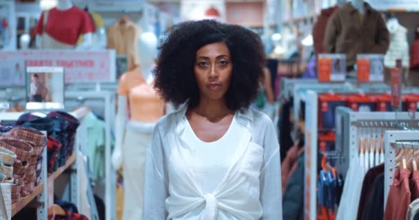 Ευχάριστη Αφρο Αμερικανίδα Πωλήτρια Στο Κατάστημα Μόδας Χαμογελώντας Ένα Χαρούμενο — Αρχείο Βίντεο