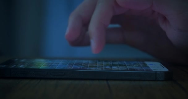 Close Mão Masculina Usando Smartphone Noite Mesa Dentro Casa Imagens — Vídeo de Stock