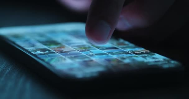 Κοντινό Πλάνο Αρσενικό Χέρι Που Χρησιμοποιεί Smartphone Νύχτα Στο Τραπέζι — Αρχείο Βίντεο