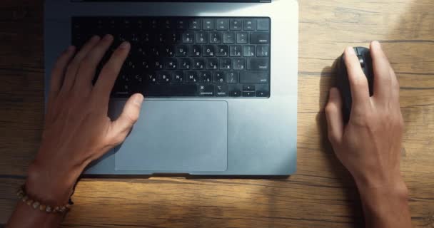 Κάτοψη Αρσενικά Χέρια Εργάζονται Φορητό Υπολογιστή Και Χρησιμοποιούν Ποντίκι Υπολογιστή — Αρχείο Βίντεο