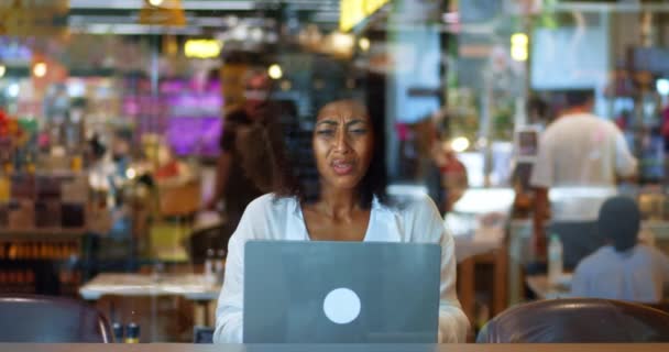 アフリカ系アメリカ人の魅力的なビジネス女性フリーランスの起業家は カフェからラップトップで作業しながら 彼女の新しいビジネスプロジェクトや入札に失敗し 悲しみと失望を表現し 絶望的な感じ — ストック動画