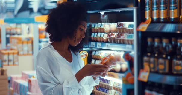 African American Beautiful Woman Conscious Shopper Consumer Chooses Farmers Products — 비디오