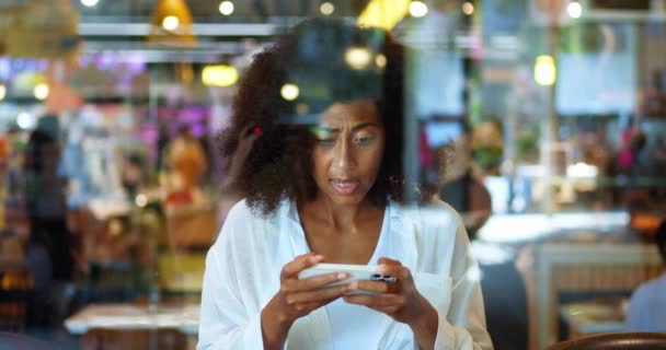 Femeia Afro Americană Emoțională Tânără Jucătorul Jucându Telefonul Mobil Modern — Videoclip de stoc