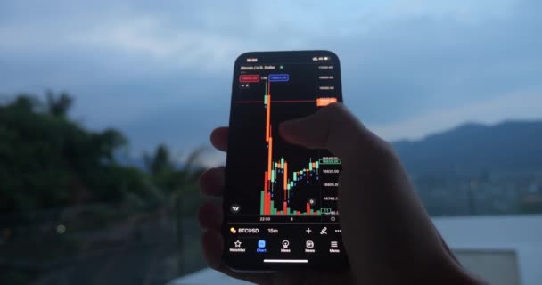 Κοντινό Πλάνο Αρσενικό Χρηματιστής Επενδυτής Χρησιμοποιώντας Κινητό Τηλέφωνο App Ανάλυση — Αρχείο Βίντεο