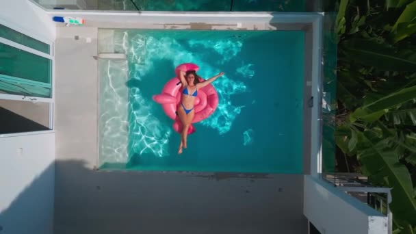 Top View Young Tourist Woman Bikini Sunbathing Inflatable Pink Flamingo — Stockvideo