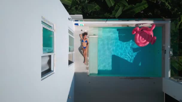 Woman Tourist Swimsuit Top View Sunbathing Swimming Pool Villa Resort — Stock videók