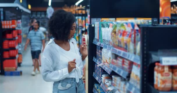 African American Woman Housewife Walks Aisles Grocery Supermarket Chooses Flour — Vídeo de Stock