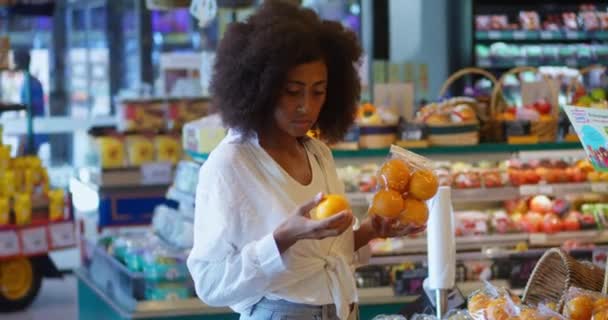 African American Woman Vegetarian Shopper Consumer Chooses Healthy Tasty Organic — Stockvideo
