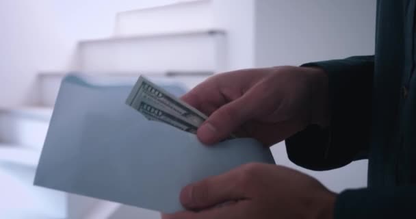 Бизнесмен Коррумпированный Чиновник Открывает Конверт Считает Грязные Заработанные Деньги Концепция — стоковое видео