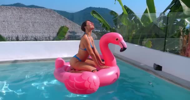 Smiling Woman 25S Bikini Sunglasses Resting Vacation Travel Swimming Trendy — Vídeos de Stock