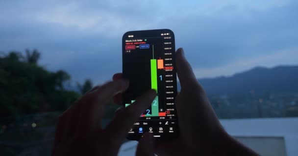 Close Hand Businessman Trading Stock Market Smart Phone Front Beautiful — Video