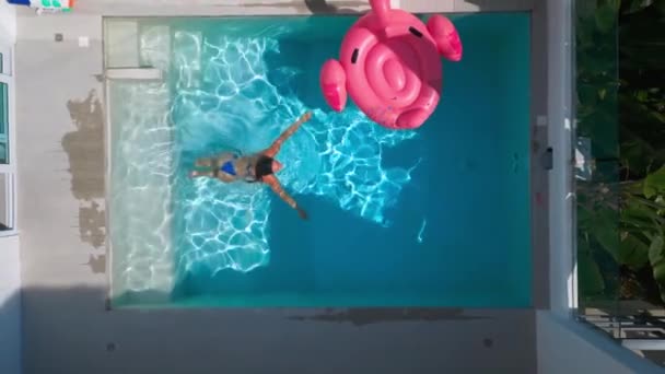 Aerial Shot Female Tourist Swimming Vacation Small Swimming Pool Hotel — Vídeos de Stock