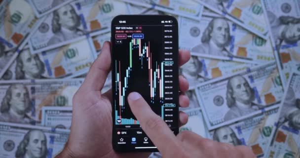 Wealthy Stock Investor Analyzes Stock Exchange Price Using Application Mobile — Αρχείο Βίντεο