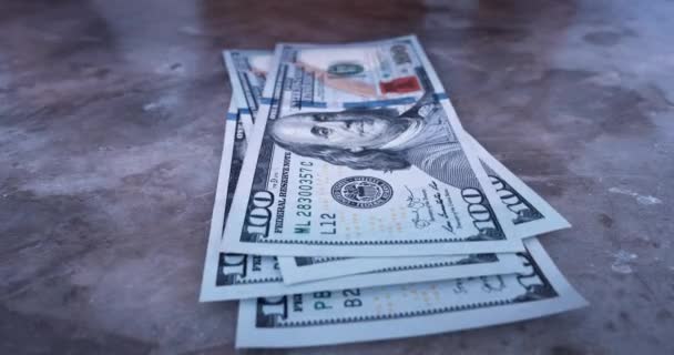 Бізнесмен Рахує Готівку Американські Готівкові Долари Ставлять Стіл Рахунком Платівка — стокове відео