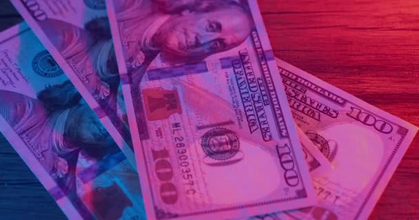 Деньги Падают Стол Крупным Планом Неоновом Свете Американские Деньги 100 — стоковое видео