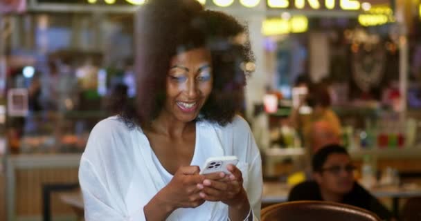 Насолоджуючись Багатоетнічною Темношкірою Чарівною Жінкою Розважаючись Своєму Смартфоні Перевіряючи Вміст — стокове відео