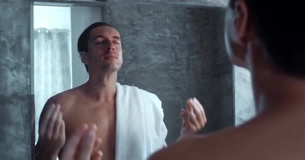 Hombre Para Baño Mira Espejo Pone Orden Arregla Joven Hombre — Vídeos de Stock