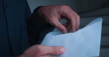 İşadamı, vergi ödemeden yasadışı iş dünyasının kazandığı zarf sayımını bozdu. Kara para ve kara para aklama kavramı. Yakın iş adamı zarftan nakit para sayıyor.