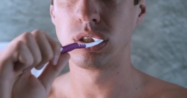 Close Jovem Sofre Dor Dente Quando Escova Dentes Com Escova — Vídeo de Stock