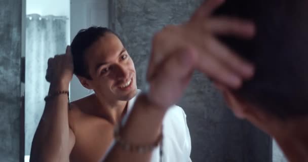 Feliz Macho Milenario Mirándose Espejo Baño Peinándose Pelo Con Los — Vídeo de stock