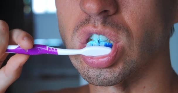 Extreme Nahaufnahme Männlichen Zähneputzens Mit Manueller Zahnbürste Badezimmer Hause Männliche — Stockvideo