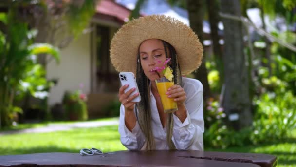 Portret Vrouwelijke Toerist Met Smartphone Het Drinken Van Zomer Koud — Stockvideo