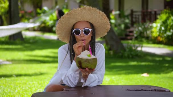 Mode Vrouw Toerist Genieten Van Tropische Verse Drank Tijdens Het — Stockvideo