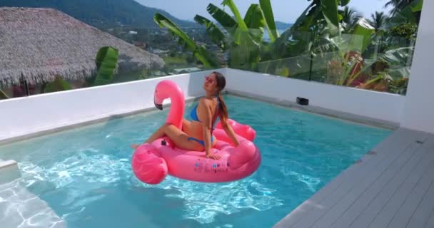 Młoda Kobieta Bikini Pływająca Dmuchanym Różowym Flamingu Relaksując Się Basenie — Wideo stockowe
