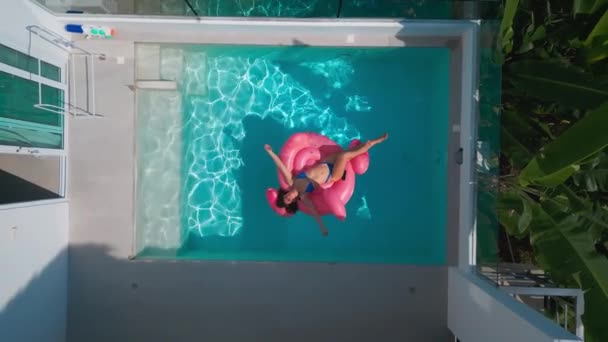 Flygfoto Kvinna Turist Bikini Kylning Semester Simma Poolen Uppblåsbara Rosa — Stockvideo