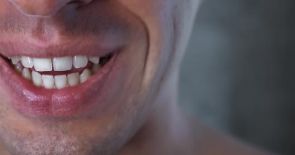 남자가 이빨로 아름다운 남성의 매크로 — 비디오
