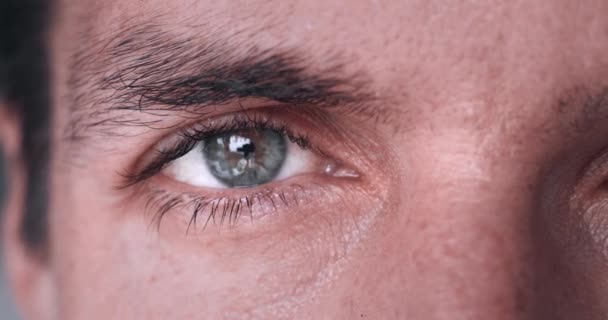 Close Grey Eye Millennial Man His 30S Close Mans Eye — Vídeos de Stock
