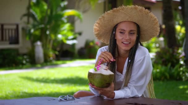 Gelukkige Glimlachende Vrouw Toerist Met Strohoed Met Verse Groene Kokosnoot — Stockvideo