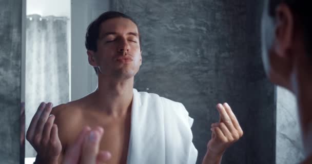 Ruhiger Junger Mann Meditiert Morgens Vor Tagesbeginn Badezimmer Vor Dem — Stockvideo