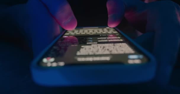 Erkek Ellerinin Telefon Tutarken Gece Cep Telefonundan Mesaj Atarken Yakın — Stok video