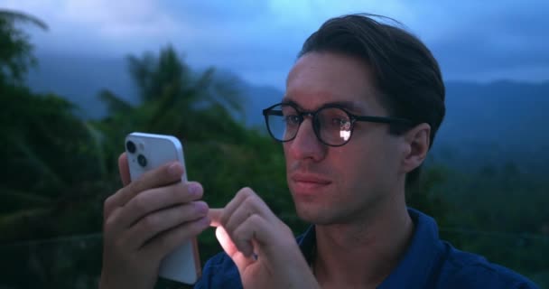 Portrait Jeune Homme Faisant Défiler Téléphone Portable Soir Extérieur Écran — Video