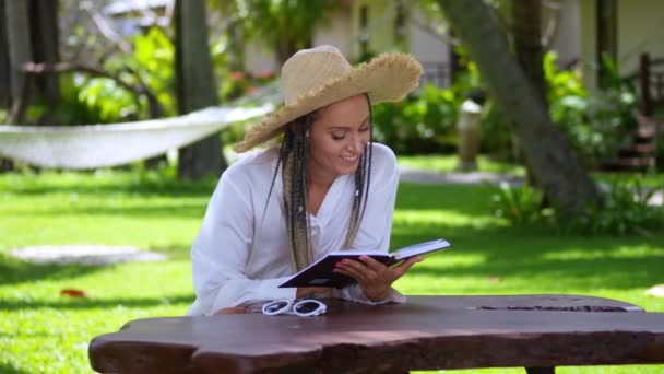 Vrouw Toerist Stro Hoed Lezen Boek Tijdens Zomervakantie Tropisch Resort — Stockvideo