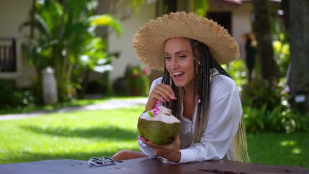 Glimlachende Vrouwelijke Toerist Strohoed Met Verse Groene Kokosnoot Handen Genietend — Stockvideo