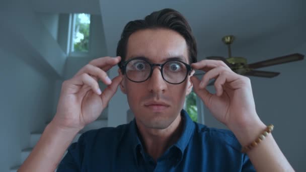 Vyděšený Muž Sundá Brýle Bojí Toho Vidí Portrét Vyděšeného Mladého — Stock video